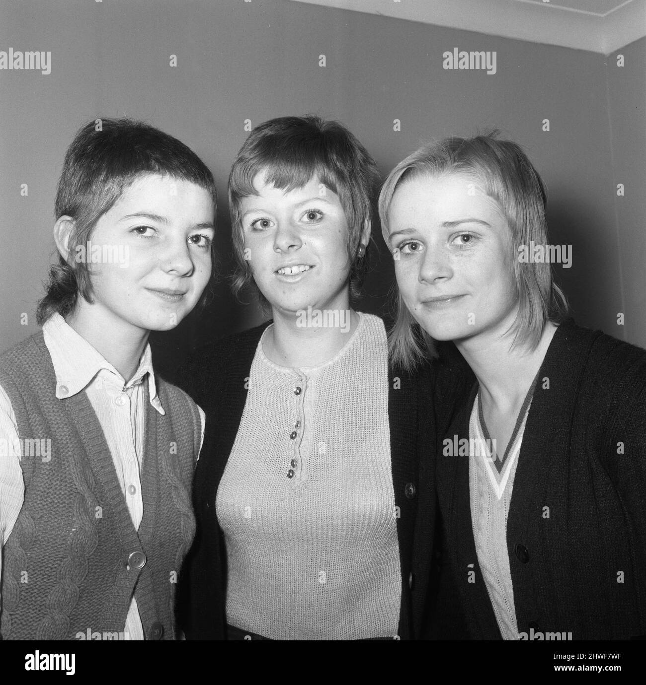 Les filles skinhead qui ont ordonné de laisser leurs cheveux pousser par la maîtresse de Tolworth School, Surrey. De gauche à droite : Kim Goldsmith (13), Vicki Fowler (14) et Dena Van Hoorn (14). 27th février 1970. Banque D'Images