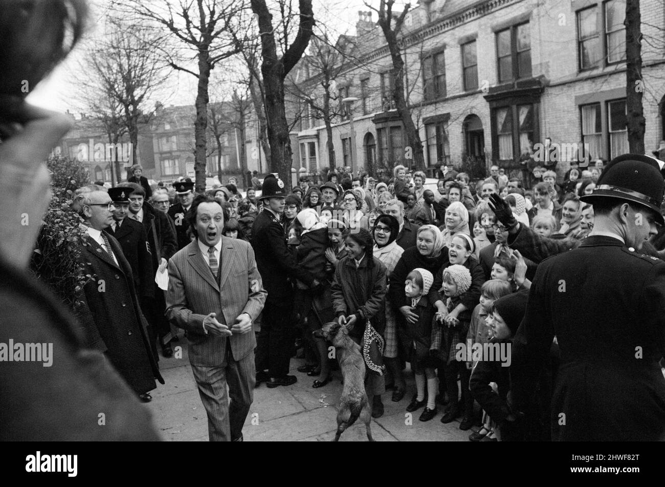 Le comédien Ken Dodd ouvre des appartements à Ducie Street et Beaconsfield Street, Toxteth, Liverpool. Deux maisons, une dans chaque rue, ont été converties en appartements sous la direction d'une équipe d'experts en logement et en planification. Ken arrive à Ducie Street pour être accueilli par une grande foule. Rue. 7th avril 1970. Banque D'Images