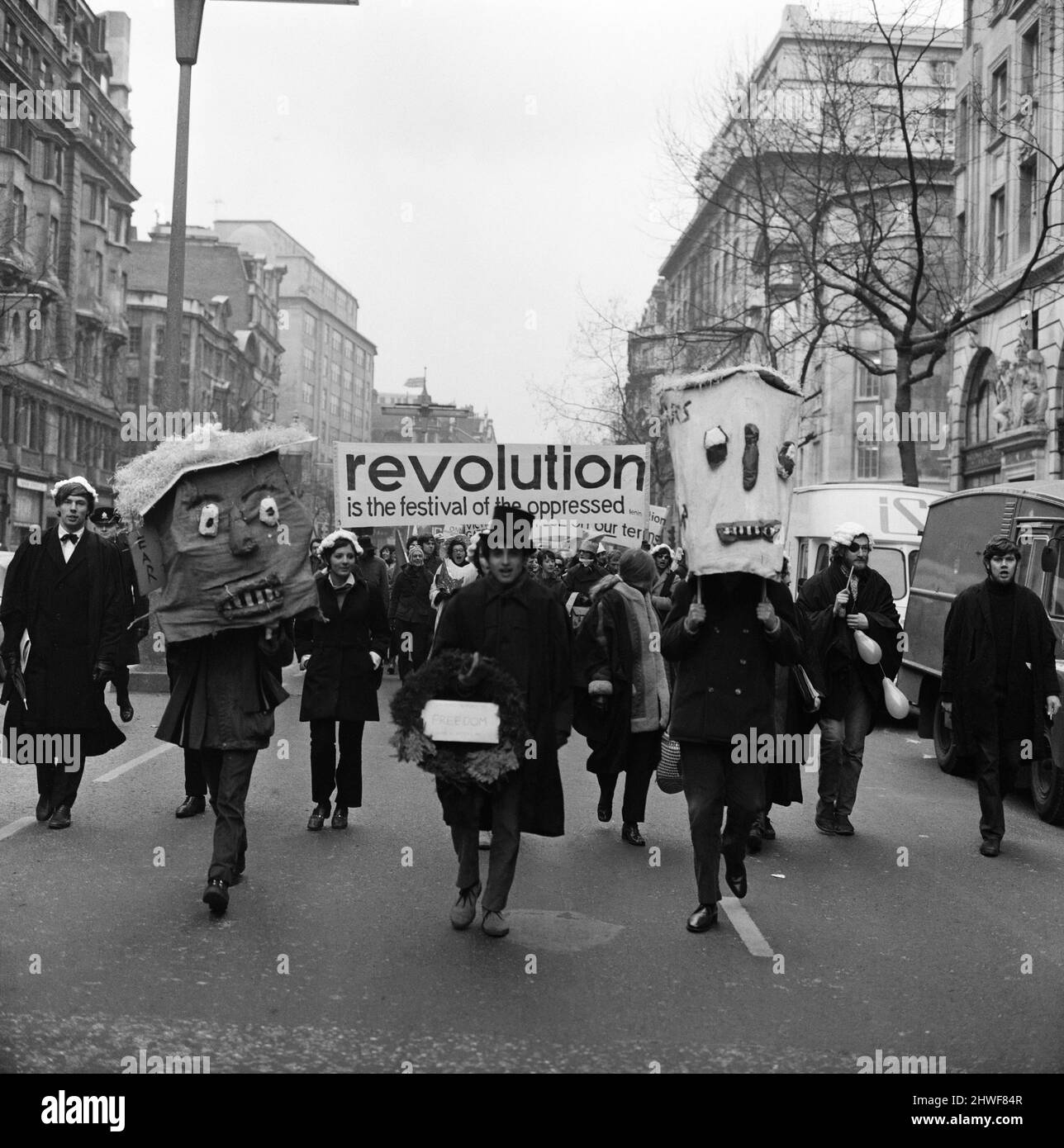 Les élèves de la London School of Ecomonics (LSE) retournent à des conférences dans un style intraitable, mais festif. Ils se sont assemblés à Lincoln's Inn pour descendre Kingsway jusqu'à la LSE. À la tête de la colonne se trouvaient un groupe de «juges» d'étudiant gaigé et gaid portant une effigie du Dr Adams. D'autres étudiants ont marché dans des chaînes de papier, des sifflets, etc. 19th février 1969. Banque D'Images Les élèves de la London School of Ecomonics (LSE) retournent à des conférences dans un style intraitable, mais festif. Ils se sont assemblés à Lincoln's Inn pour descendre Kingsway jusqu'à la LSE. À la tête de la colonne se trouvaient un groupe de «juges» d'étudiant gaigé et gaid portant une effigie du Dr Adams. D'autres étudiants ont marché dans des chaînes de papier, des sifflets, etc. 19th février 1969. Banque D'Images
