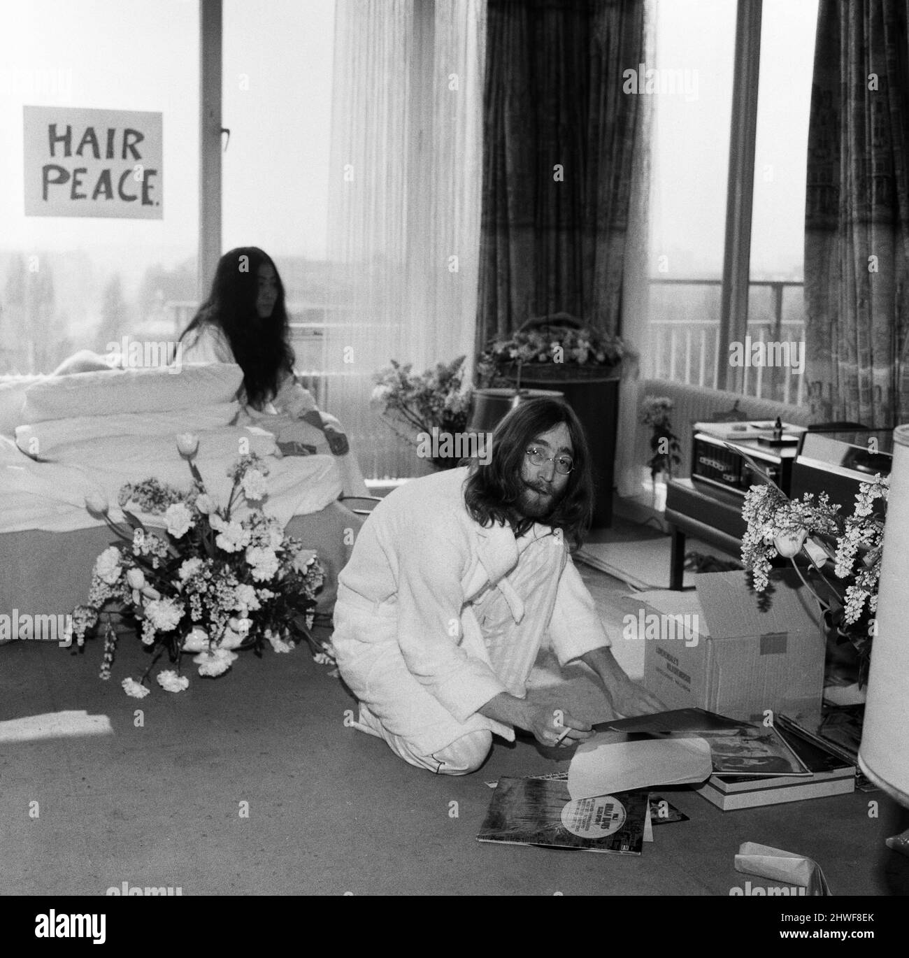 John Lennon et sa femme Yoko Ono ont un « bed in » dans un hôtel d'Amsterdam, pour protester contre la guerre et la violence dans le monde. 26th mars 1969. Banque D'Images John Lennon et sa femme Yoko Ono ont un « bed in » dans un hôtel d'Amsterdam, pour protester contre la guerre et la violence dans le monde. 26th mars 1969. Banque D'Images