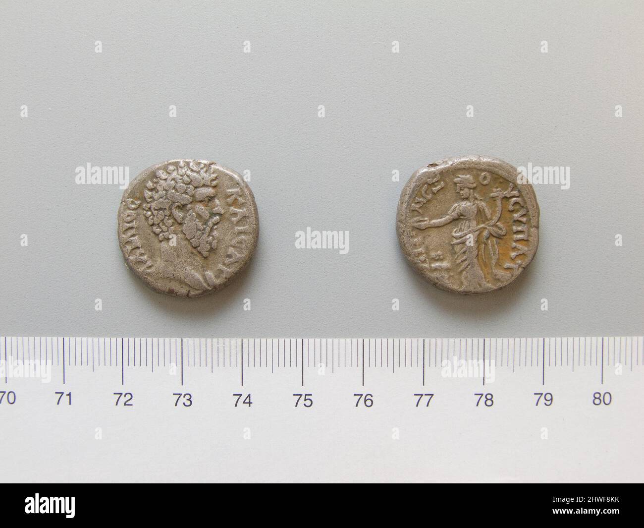 Tetradrachm d'Hadrien, empereur de Rome d'Alexandrie. Souverain: Hadrien, empereur de Rome, A.D. 76–138, règle 117–38 monnaie: Alexandrie artiste: Inconnu Honorand: Lucius Aelius César, A.D. 101–138, règle 136–38 Banque D'Images