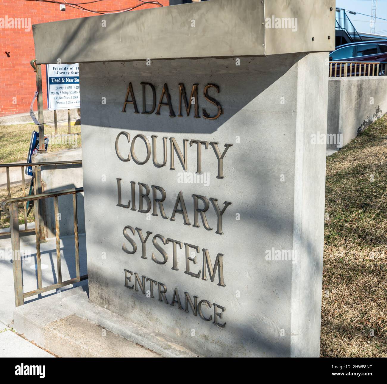 Un panneau en granit à l'entrée de la bibliothèque Adams County Library à Gettysburg, Pennsylvanie, États-Unis Banque D'Images