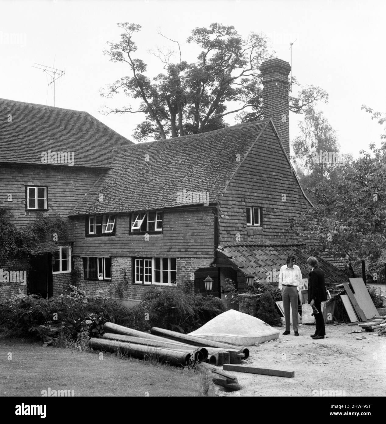 Rolling Stones : mort de Brian Jones. Tom Keylock, gofer à pierres, à l'extérieur de la ferme de Cotchford, à Hartfield, Sussex, parle à un photographe. 3 juillet 1969 Banque D'Images