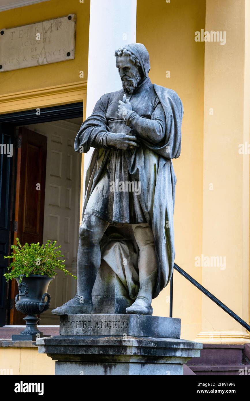 Statue de Michel-Ange, Académie des Arts et des Sciences de Telfair Square, Savannah, Géorgie. Banque D'Images
