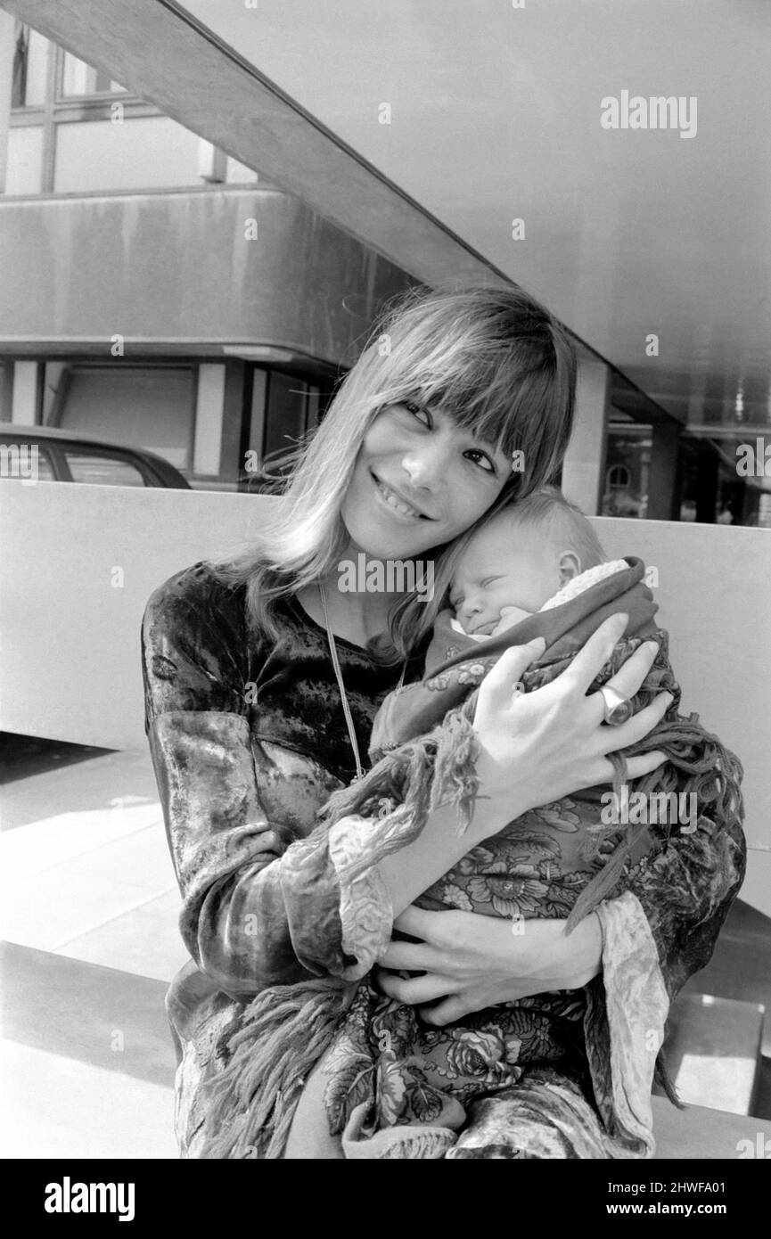 King's College Hospital le 18 août 1969 Anita Pallenberg détient le bébé Marlon de Keith Richard, Rolling Stone, né le dimanche 10 août, et pesant 71b 40z ans. Banque D'Images