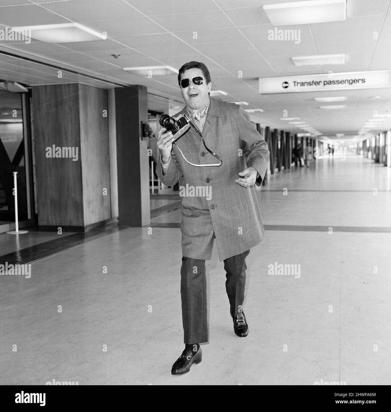 Le comédien Jerry Lewis arrive aujourd'hui à l'aéroport d'Heathrow de Los Angeles. 26th mai 1969. Banque D'Images