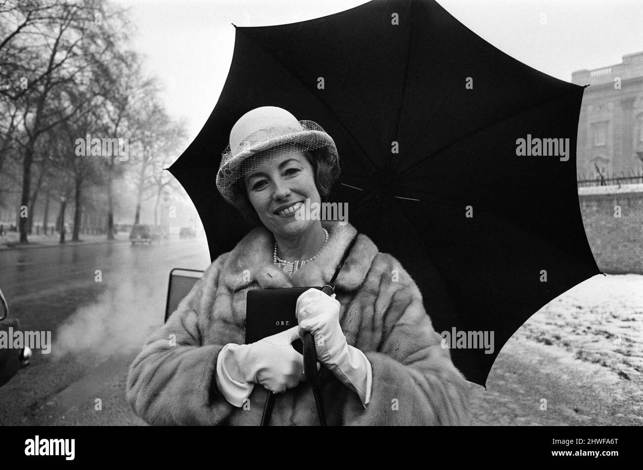 Investitures au palais de Buckingham. Vera Lynn laisse porter son O.B.E. 11th février 1969. Banque D'Images