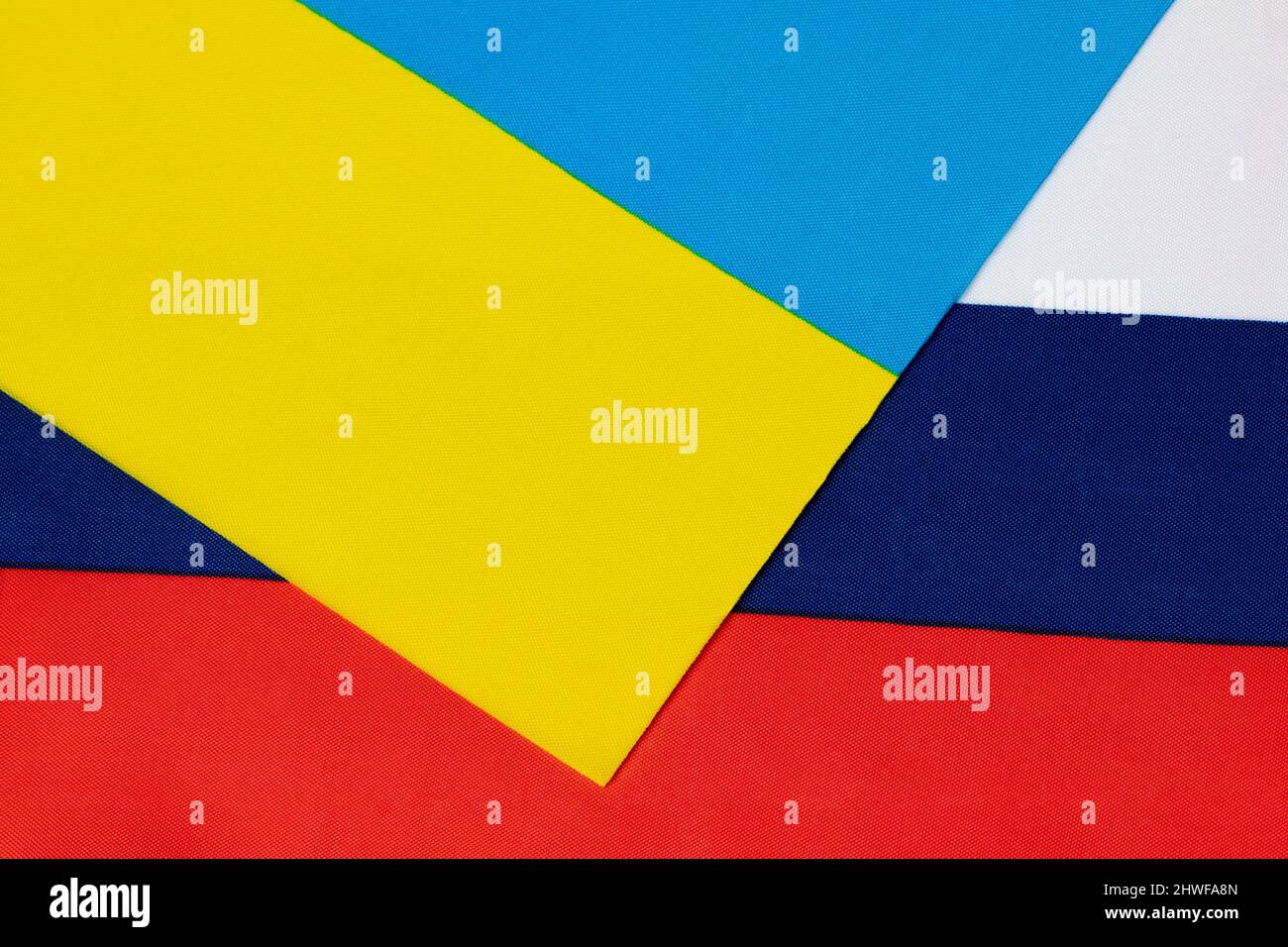 Les drapeaux de l'Ukraine et de la Russie. Le concept de traité d'invasion, de guerre et de paix russe. Banque D'Images