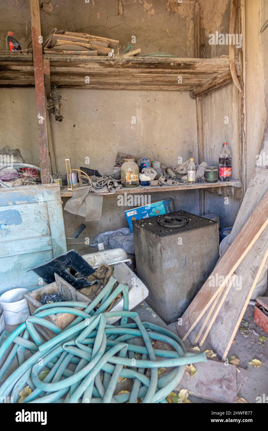 Grange de storeroom encombrée avec vieux cadres poussiéreux inutilisés, pièces en bois, choses variées. Concept- ménage, couverture de l'album. Banque D'Images