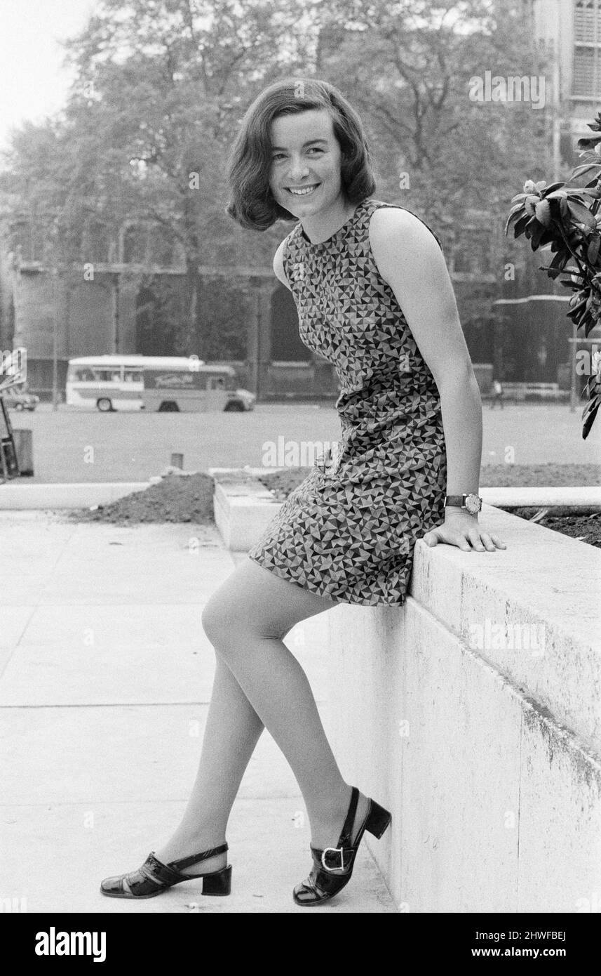 Sara Keays, âgée de 23 ans, est secrétaire du député conservateur Bernard Braine et travaille à Westminster, photographiée sur la place du Parlement, à Londres, le jeudi 28th mai 1970. Sara Keays a été photographiée dans le cadre de l'accumulation de l'élection générale de juin 1970 de Daily Mirror, élément d'élection de fille. Banque D'Images