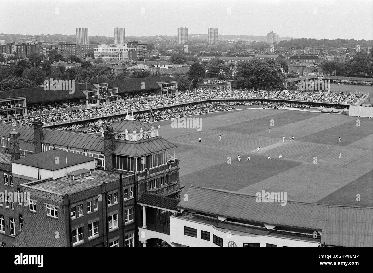 Terrain de cricket de Lord's, match d'essai, Angleterre contre Antilles. Une vue en hauteur du terrain de cricket de Lord montrant la vaste foule et le cricket en cours. 28th juin 1969. Banque D'Images