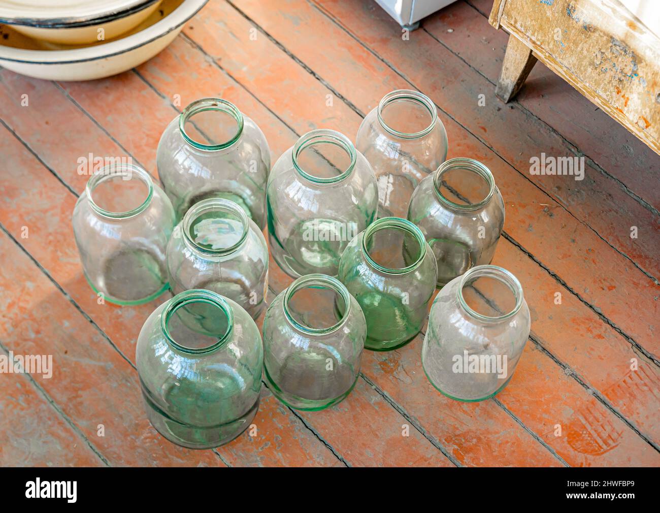Vue de dessus des bocaux en verre de différents volumes de capacité. Les bocaux ont été largement utilisés dans les ménages russes soviétiques pour stocker les légumes et les fruits pour l'hiver. Banque D'Images