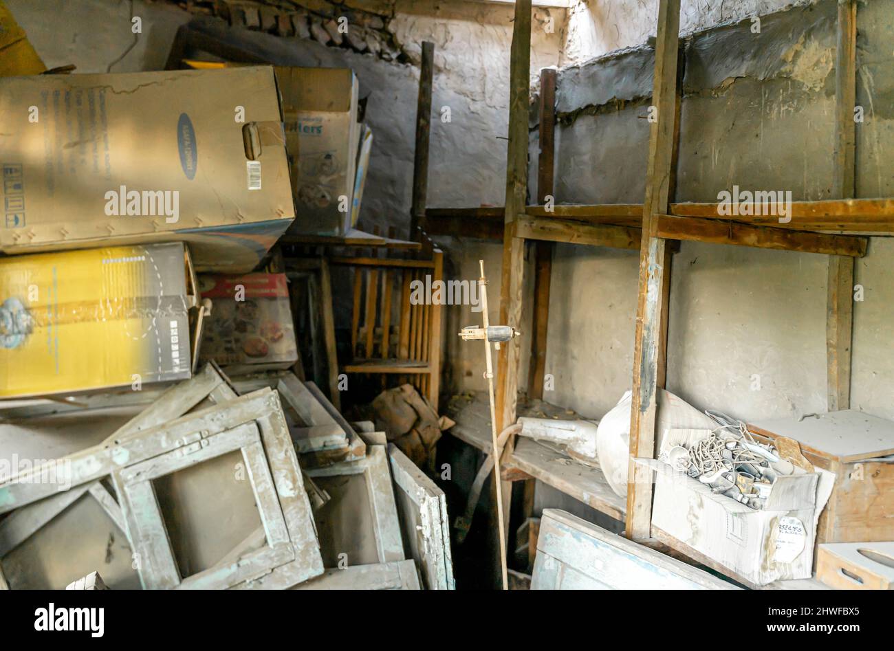 Grange de storeroom encombrée avec vieux cadres poussiéreux inutilisés, pièces en bois, choses variées. Concept- ménage, couverture de l'album. Banque D'Images