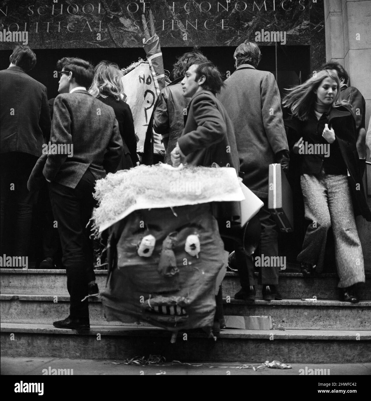 Les élèves de la London School of Ecomonics (LSE) retournent à des conférences dans un style intraitable, mais festif. Ils se sont assemblés à Lincoln's Inn pour descendre Kingsway jusqu'à la LSE. À la tête de la colonne se trouvaient un groupe de «juges» d'étudiant gaigé et gaid portant une effigie du Dr Adams. D'autres étudiants ont marché dans les chaînes de papier, sifflets de soufflage etc. Photographiés, l'effigie du Dr Adams va à l'université. 19th février 1969. Banque D'Images Les élèves de la London School of Ecomonics (LSE) retournent à des conférences dans un style intraitable, mais festif. Ils se sont assemblés à Lincoln's Inn pour descendre Kingsway jusqu'à la LSE. À la tête de la colonne se trouvaient un groupe de «juges» d'étudiant gaigé et gaid portant une effigie du Dr Adams. D'autres étudiants ont marché dans les chaînes de papier, sifflets de soufflage etc. Photographiés, l'effigie du Dr Adams va à l'université. 19th février 1969. Banque D'Images