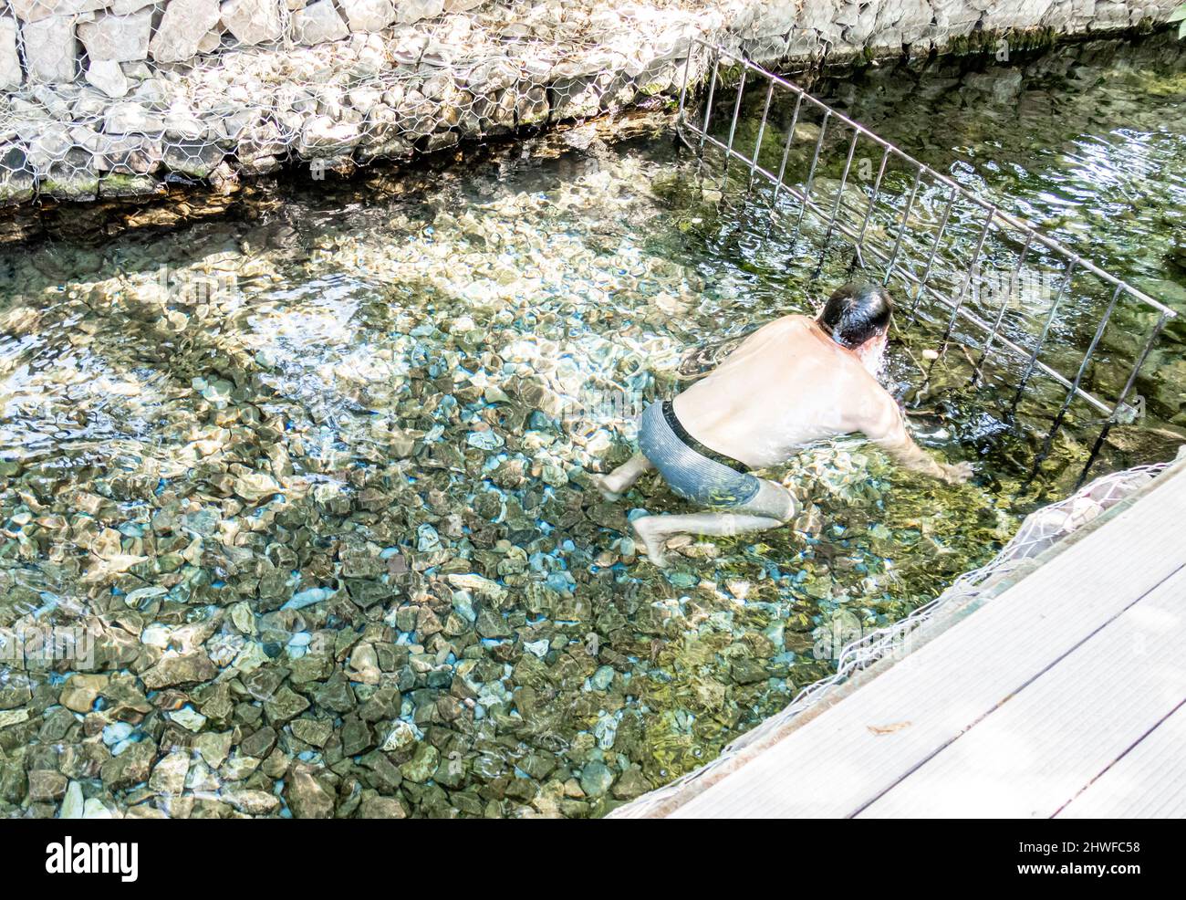 Un homme qui se submerge au printemps Saint de Qoshkar-ATA, Shymkent, Kazakhstan Banque D'Images