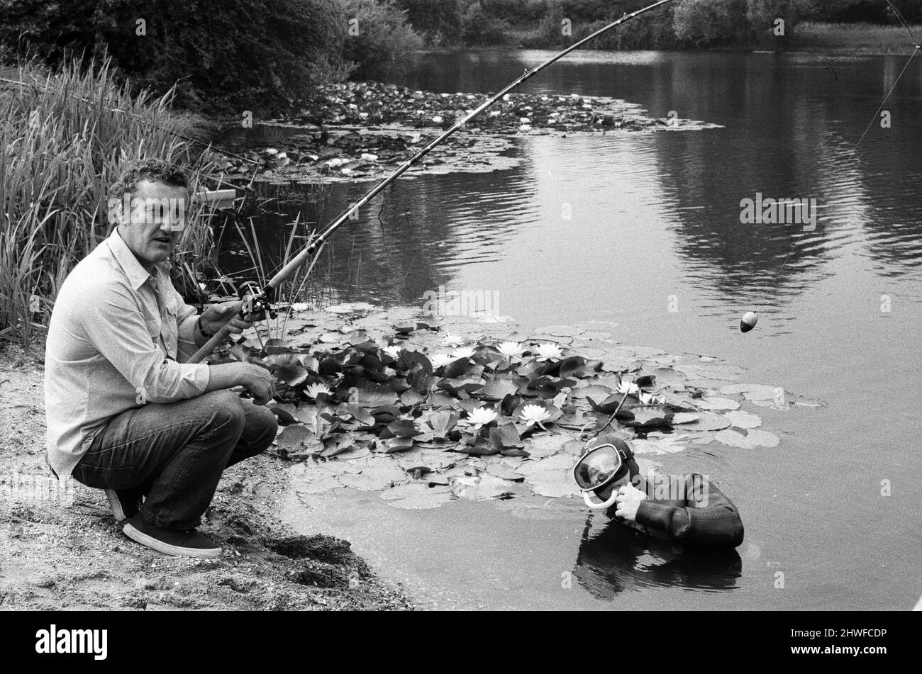 L'acteur Bernard Cribbins est aujourd'hui allé pêcher près de Shepperton, qui était une scène sa nouvelle série télévisée appelée 'Cribbinss'. Bernard n'a pas pêché de poisson mais a obtenu un grenouille, Gerry Crampton. 5th août 1970. Banque D'Images