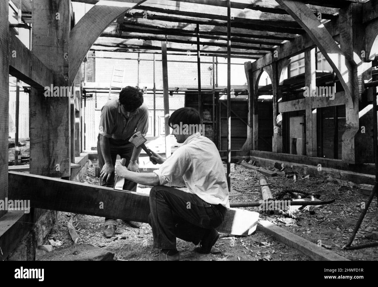 Colin Fellows et Eddie Lenehan retracent l'œuvre des artisans médiévaux, car ils découpent patiemment les poutres en chêne qui vont dans la reconstruction du 169 Spin Street. La maison du 16th siècle est ramenée à son ancienne gloire dans le Spelon Street Township Scheme. 9th octobre 1969. Banque D'Images