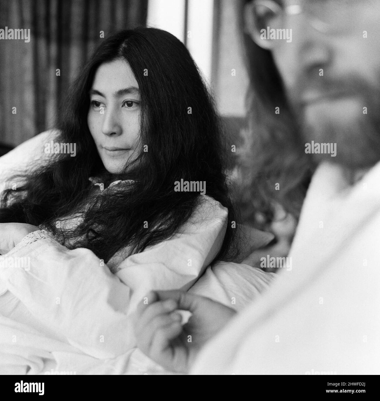 John Lennon et sa femme Yoko Ono ont un « bed in » dans un hôtel d'Amsterdam, pour protester contre la guerre et la violence dans le monde. 26th mars 1969. Banque D'Images John Lennon et sa femme Yoko Ono ont un « bed in » dans un hôtel d'Amsterdam, pour protester contre la guerre et la violence dans le monde. 26th mars 1969. Banque D'Images