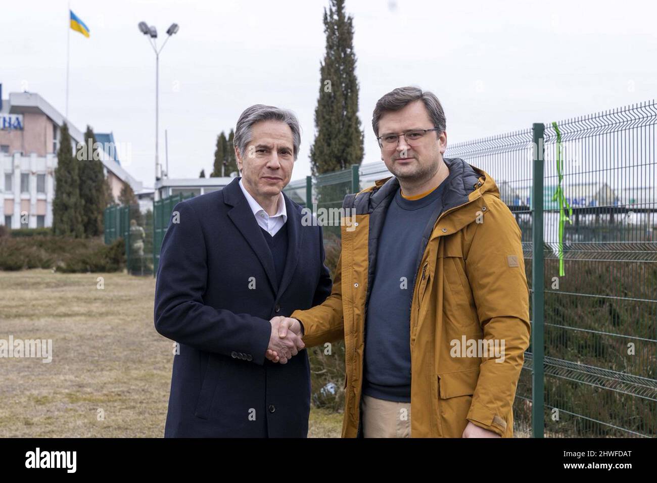 Korczawa, Pologne. 05th mars 2022. Le secrétaire d'État américain Antony Blinken, à gauche, et le ministre ukrainien des Affaires étrangères Dmytro Kuleba, sont photographiés lors d'une réunion à Korczowa, en Pologne, au poste frontière entre l'Ukraine et la Pologne, le 5 mars 2022. Photo par le Département d'État des États-Unis/UPI crédit: UPI/Alay Live News Banque D'Images