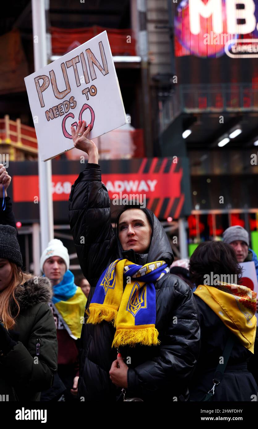 New York, États-Unis. New York, New York, États-Unis : manifestants protestant contre l'invasion de l'Ukraine par la Russie. 5th mars 2022. Lors d'un rassemblement dans le Times Square de New York cet après-midi. Crédit : Adam Stoltman/Alamy Live News Banque D'Images