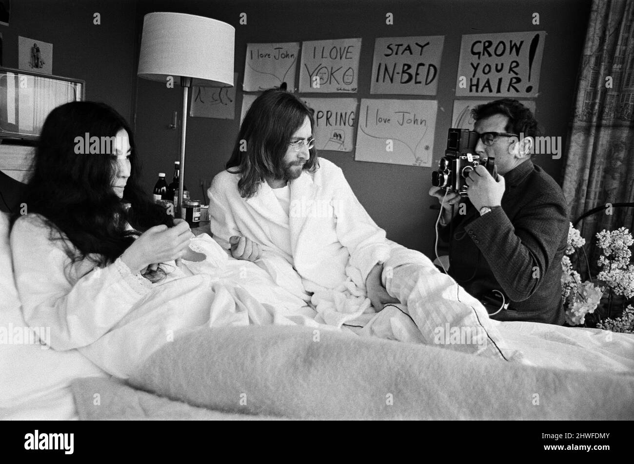 John Lennon et sa femme Yoko Ono ont un « bed in » dans un hôtel d'Amsterdam, pour protester contre la guerre et la violence dans le monde. 26th mars 1969. Banque D'Images John Lennon et sa femme Yoko Ono ont un « bed in » dans un hôtel d'Amsterdam, pour protester contre la guerre et la violence dans le monde. 26th mars 1969. Banque D'Images