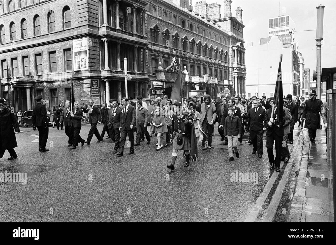 marche irlandaise dans le centre-ville de Birmingham, West Midlands. Robert Daly, âgé de 13 ans, sa sœur Rita, âgée de 10 ans, et Bernadette Barnett, 11 ans, (pas tous visibles sur la photo), trois cousins de Gerald McAuley qui a été abattu à Belfast une semaine plus tôt. On estime à 3000 le nombre d'hommes, de femmes et d'enfants qui ont participé à cette marche des droits civils en Irlande du Nord. 20th août 1969. Banque D'Images marche irlandaise dans le centre-ville de Birmingham, West Midlands. Robert Daly, âgé de 13 ans, sa sœur Rita, âgée de 10 ans, et Bernadette Barnett, 11 ans, (pas tous visibles sur la photo), trois cousins de Gerald McAuley qui a été abattu à Belfast une semaine plus tôt. On estime à 3000 le nombre d'hommes, de femmes et d'enfants qui ont participé à cette marche des droits civils en Irlande du Nord. 20th août 1969. Banque D'Images