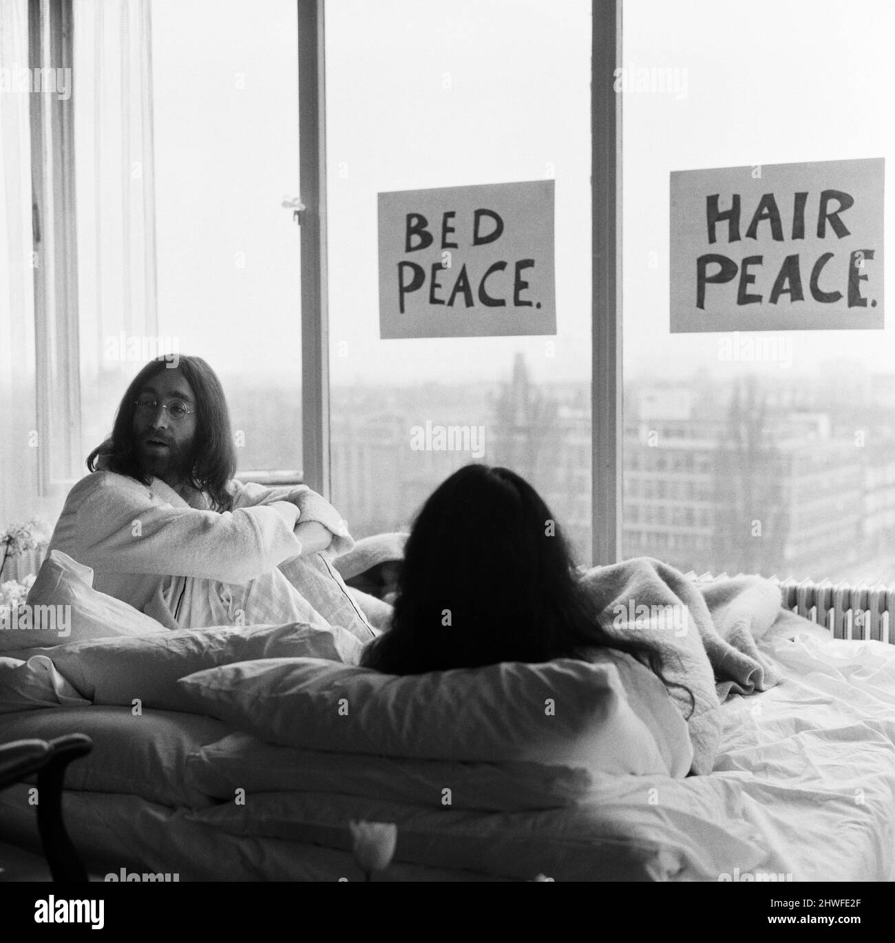 John Lennon et sa femme Yoko Ono ont un « bed in » dans un hôtel d'Amsterdam, pour protester contre la guerre et la violence dans le monde. 26th mars 1969. Banque D'Images John Lennon et sa femme Yoko Ono ont un « bed in » dans un hôtel d'Amsterdam, pour protester contre la guerre et la violence dans le monde. 26th mars 1969. Banque D'Images