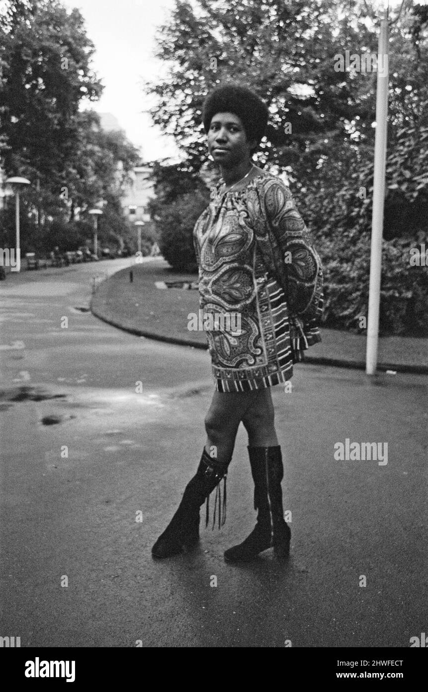 ***MEILLEURE QUALITÉ DISPONIBLE POUR CE CADRE. LES 4 AUTRES DANS CET ENSEMBLE SONT TRÈS BIEN*** Aretha Franklin photographié à Londres, à l'été 1970. Aretha Louise Franklin (née le 25 mars 1942) est une chanteuse, auteure-compositrice et musicienne américaine. Franklin a commencé sa carrière en chantant l'évangile à son père, l'église de la ministre C. L. Franklin comme enfant. En 1960, à l'âge de 18 ans, Franklin s'est lancé dans une carrière laïque, enregistrant pour Columbia Records, mais n'atteignant qu'un succès modeste. Après sa signature à Atlantic Records en 1967, Franklin a obtenu la publicité et le succès avec des chansons telles que «respect», '(You Banque D'Images