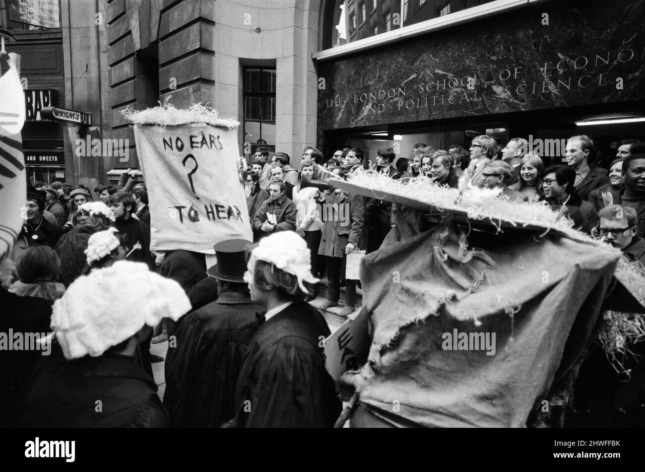 Les élèves de la London School of Ecomonics (LSE) retournent à des conférences dans un style intraitable, mais festif. Ils se sont assemblés à Lincoln's Inn pour descendre Kingsway jusqu'à la LSE. À la tête de la colonne se trouvaient un groupe de «juges» d'étudiant gaigé et gaid portant une effigie du Dr Adams. D'autres étudiants ont marché dans des chaînes de papier, des sifflets, etc. 19th février 1969. Banque D'Images Les élèves de la London School of Ecomonics (LSE) retournent à des conférences dans un style intraitable, mais festif. Ils se sont assemblés à Lincoln's Inn pour descendre Kingsway jusqu'à la LSE. À la tête de la colonne se trouvaient un groupe de «juges» d'étudiant gaigé et gaid portant une effigie du Dr Adams. D'autres étudiants ont marché dans des chaînes de papier, des sifflets, etc. 19th février 1969. Banque D'Images