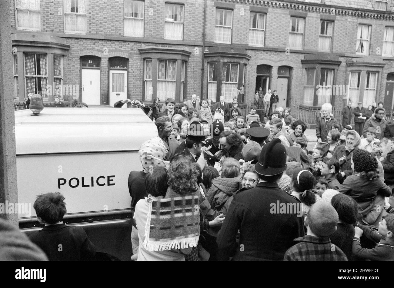 Le comédien Ken Dodd ouvre des appartements à Ducie Street et Beaconsfield Street, Toxteth, Liverpool. Deux maisons, une dans chaque rue, ont été converties en appartements sous la direction d'une équipe d'experts en logement et en planification. La police a groupé Ken dans une jeep de place après l'avoir sauvé de la foule à l'extérieur de la maison convertie dans Beaconsfield Road. 7th avril 1970. Banque D'Images