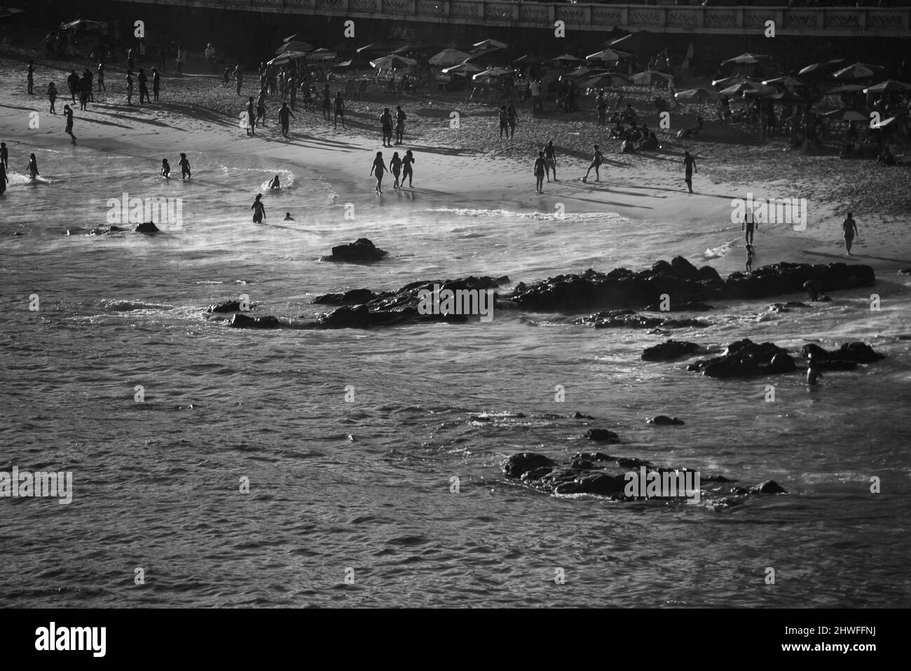 Grand groupe de personnes sur la plage dans une journée ensoleillée dans la ville de Salvador dans l'État brésilien Banque D'Images