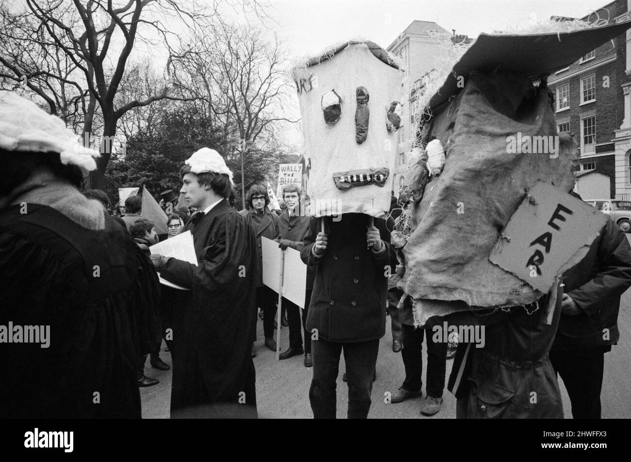 Les élèves de la London School of Ecomonics (LSE) retournent à des conférences dans un style intraitable, mais festif. Ils se sont assemblés à Lincoln's Inn pour descendre Kingsway jusqu'à la LSE. À la tête de la colonne se trouvaient un groupe de «juges» d'étudiant gaigé et gaid portant une effigie du Dr Adams. D'autres étudiants ont marché dans des chaînes de papier, des sifflets, etc. 19th février 1969. Banque D'Images Les élèves de la London School of Ecomonics (LSE) retournent à des conférences dans un style intraitable, mais festif. Ils se sont assemblés à Lincoln's Inn pour descendre Kingsway jusqu'à la LSE. À la tête de la colonne se trouvaient un groupe de «juges» d'étudiant gaigé et gaid portant une effigie du Dr Adams. D'autres étudiants ont marché dans des chaînes de papier, des sifflets, etc. 19th février 1969. Banque D'Images