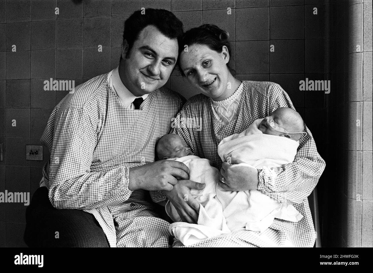 M. Loris Rozycki et son épouse Barbara et leurs filles jumelles siamises séparées, Barbara et Anna, photographiées à l'hôpital pour enfants de Birmingham. 10th juin 1970. Banque D'Images