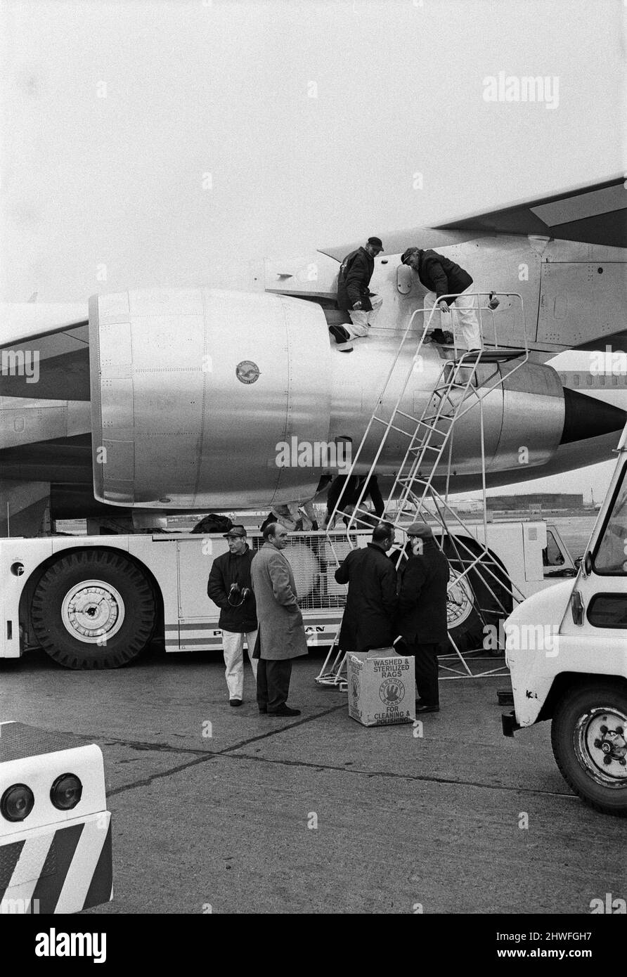 Le Boeing 747 de 361 passagers arrive à l'aéroport de Heathrow. Le premier Boeing 747 Jumbo à voler vers la Grande-Bretagne est arrivé en toute sécurité de New York. Le jet géant a une vitesse de croisière de 625 mph et devrait réduire le trajet de New York à Londres de 30 minutes. 12th janvier 1970. Banque D'Images