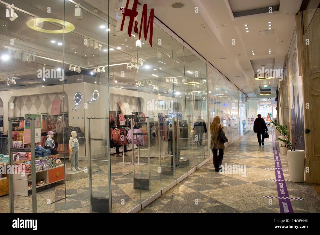 Les amateurs de shopping passent devant les portes fermées du magasin d'usine  H&M de Moscou. H&M a fermé ses boutiques en Russie à la lumière du conflit  militaire avec l'Ukraine voisine. (Photo