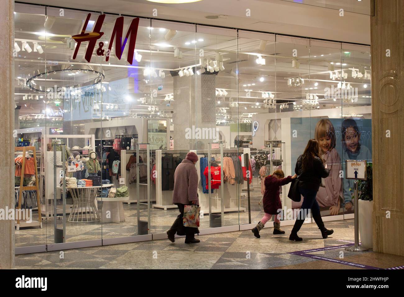 Les amateurs de shopping passent devant les portes fermées du magasin d'usine  H&M de Moscou. H&M a fermé ses boutiques en Russie à la lumière du conflit  militaire avec l'Ukraine voisine. (Photo