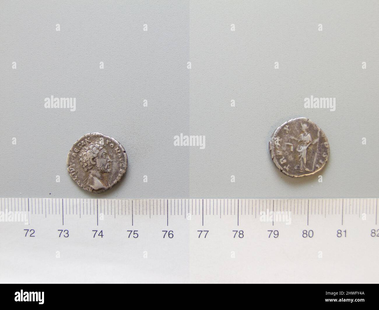 Denarius d'Hadrien, empereur de Rome de Rome. Souverain: Hadrien, empereur de Rome, A.D. 76–138, règle 117–38 monnaie: Rome artiste: Inconnu Honorand: Lucius Aelius César, A.D. 101–138, règle 136–38 Banque D'Images