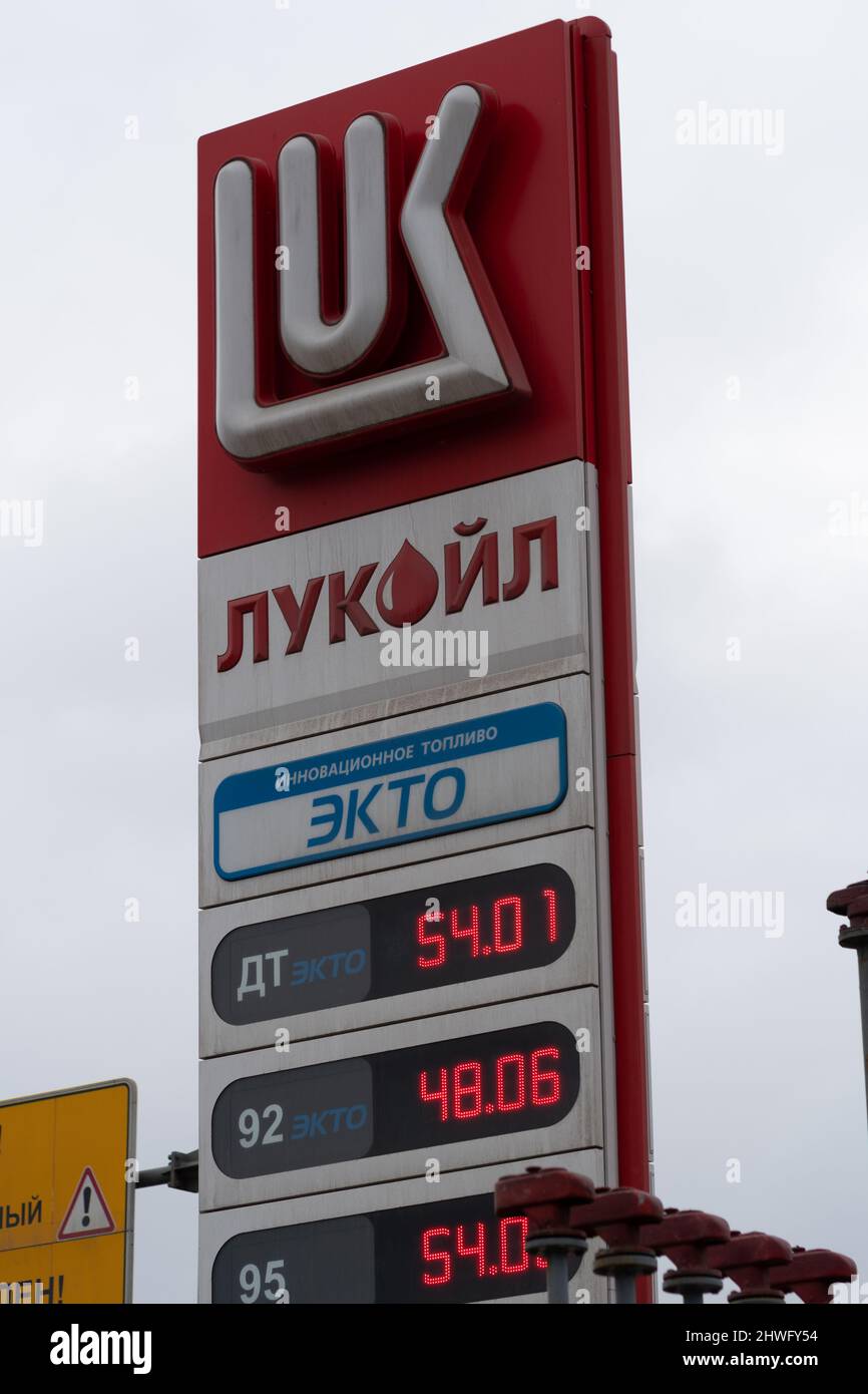 RUSSIE, MOSCOU - 05 MARS 2022 : lukoil signe russie huile, pour essence essence dans la marque de l'automobile d'affaires, étiquette de ravitaillement. Technologie Banque D'Images