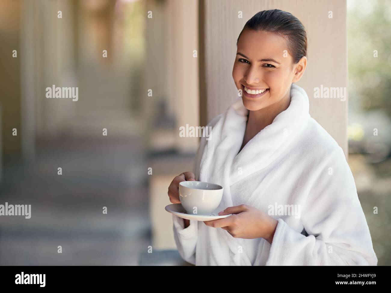 Aujourd'hui, c'est tout sur moi. Photo d'une jeune femme buvant une tasse de café au spa de jour. Banque D'Images