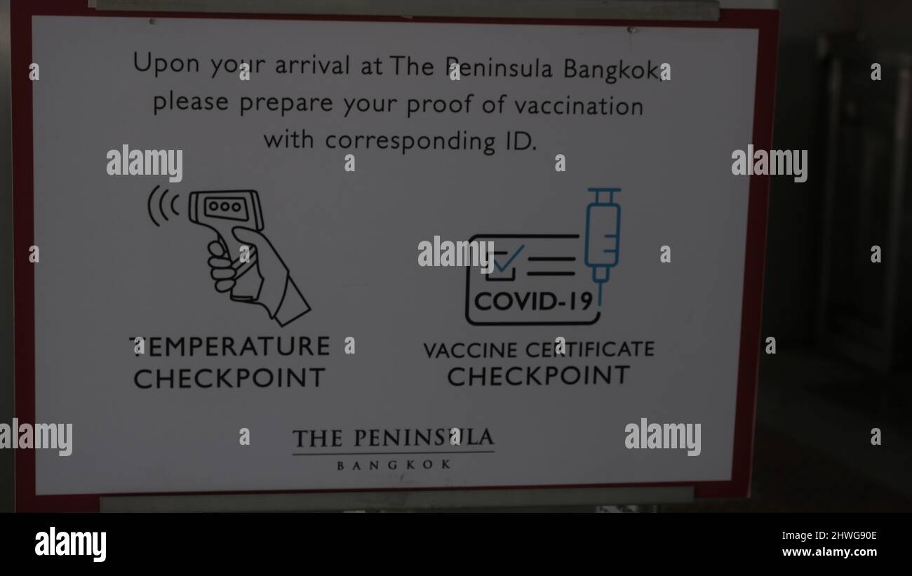 UNvaxed pas voulu à LA PÉNINSULE DE BANGKOK sur la rivière Chao Phraya vous devez montrer vos articles Avertissement signe Covid-19 pandémie Banque D'Images