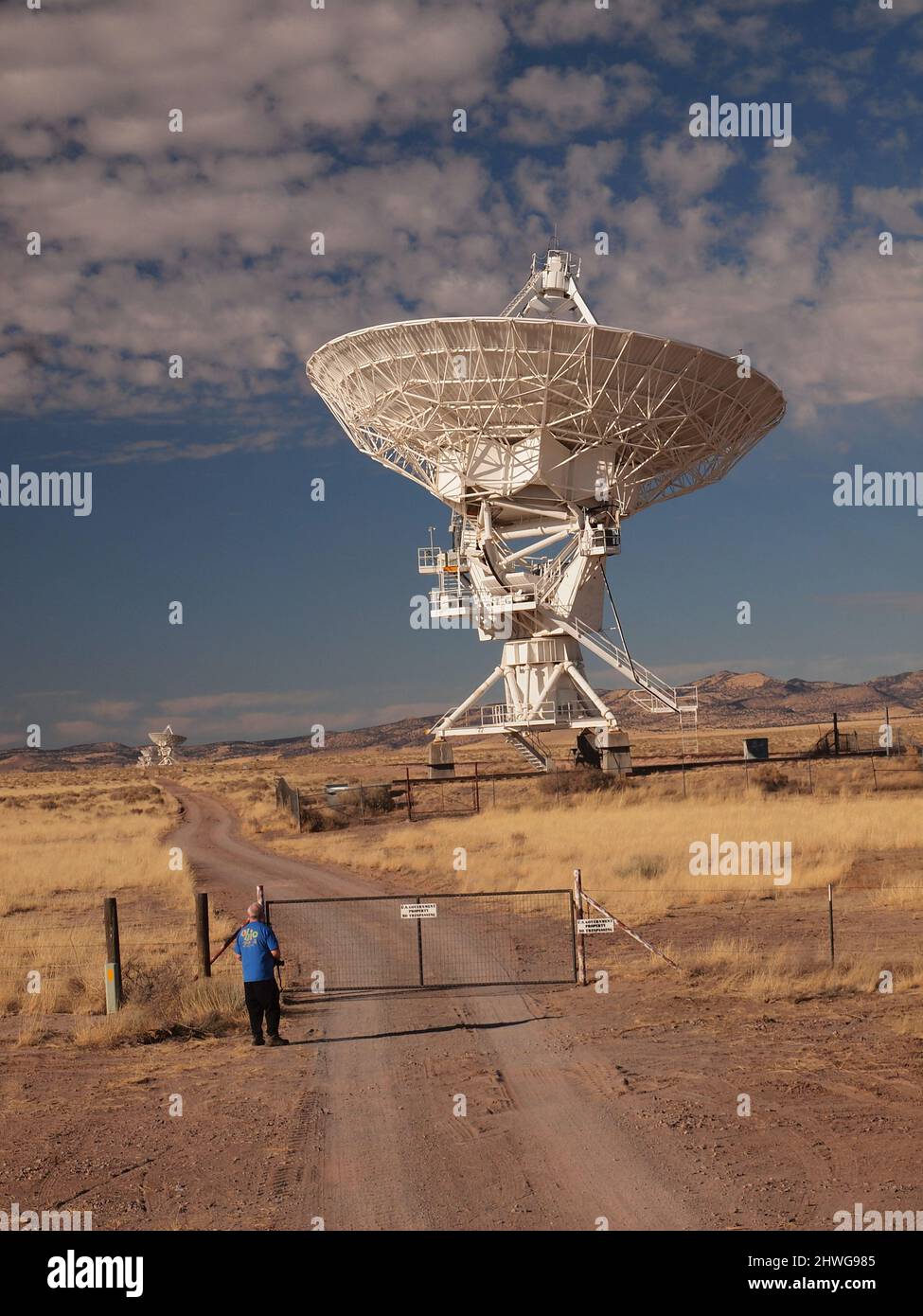 Homme regardant l'une des antennes VLA au Nouveau-Mexique. Banque D'Images