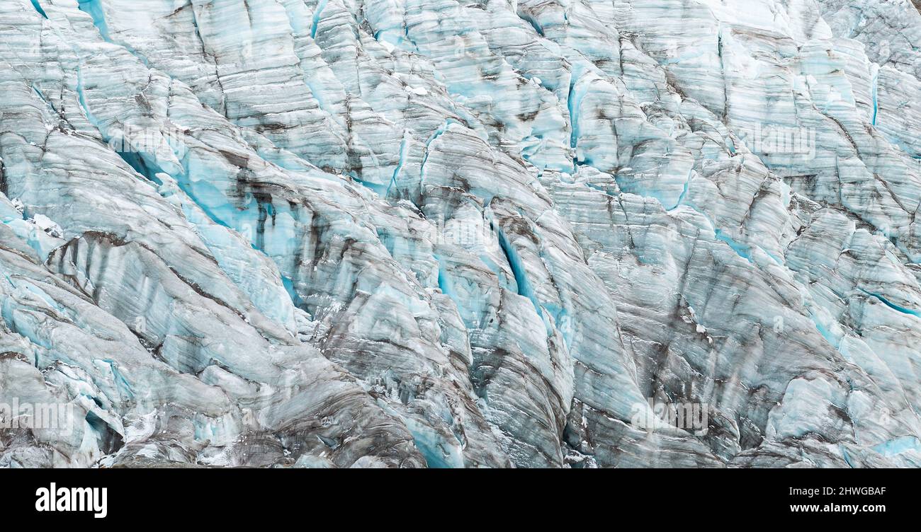 Glacier vue rapprochée du volcan Cayambe, parc national Cayambe Coca, montagnes des Andes, Equateur. Le glacier s'est reculé en raison du changement climatique. Banque D'Images