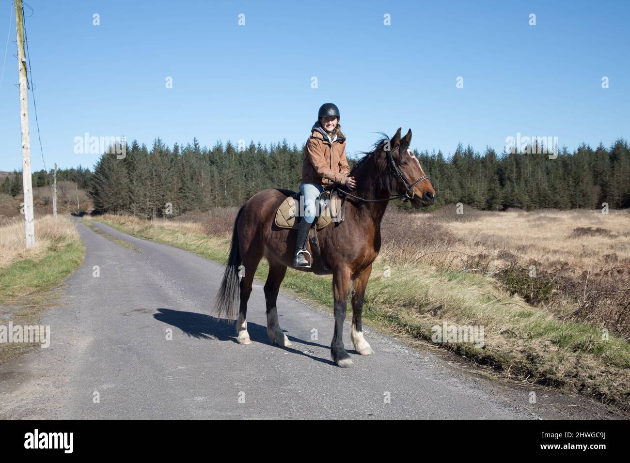 Schull, Cork, Irlande. 05th mars 2022. Niamh O'Carroll sur son cheval Tess comme ils vont pour une promenade sur une route de campagne près de Schull, Co. Cork, Irlande. - Crédit; David Creedon / Alamy Live News Banque D'Images