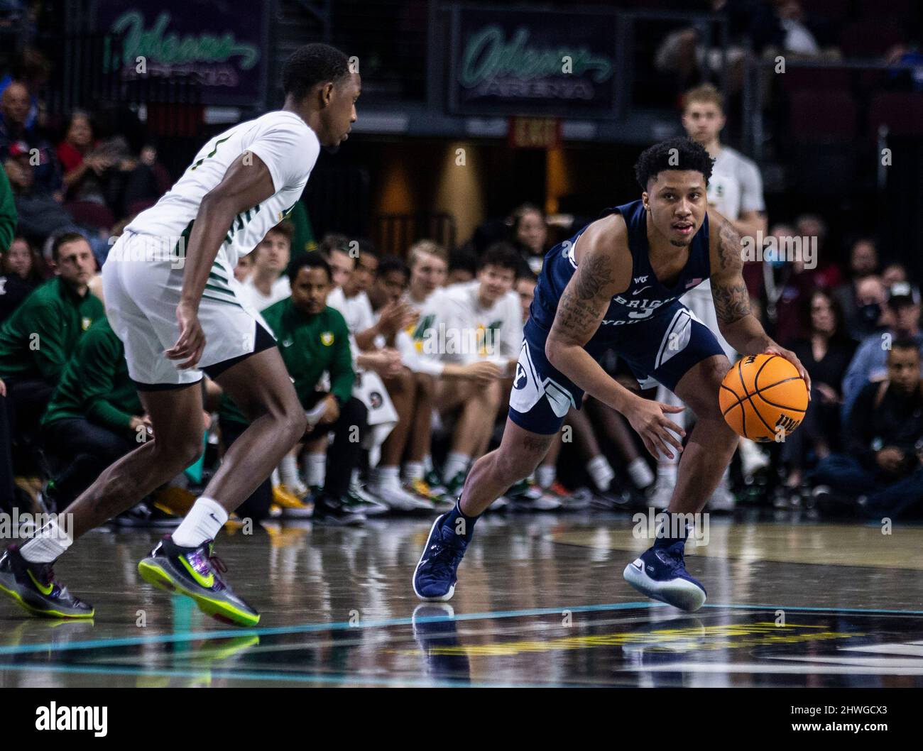 Mars 05 2022 Las Vegas, NV, États-Unis Brigham Young Guard te'Jon Lucas (3) apporte le terrain de balle pendant la NCAA West Coast Conference Tournament Tournament Quarterfinales du tournoi de basketball masculin entre les dons de San Francisco et les Brigham Young Cougars. San Francisco a battu BYU 75-63 à l'Orleans Arena Las Vegas, Nevada. Thurman James/CSM Banque D'Images