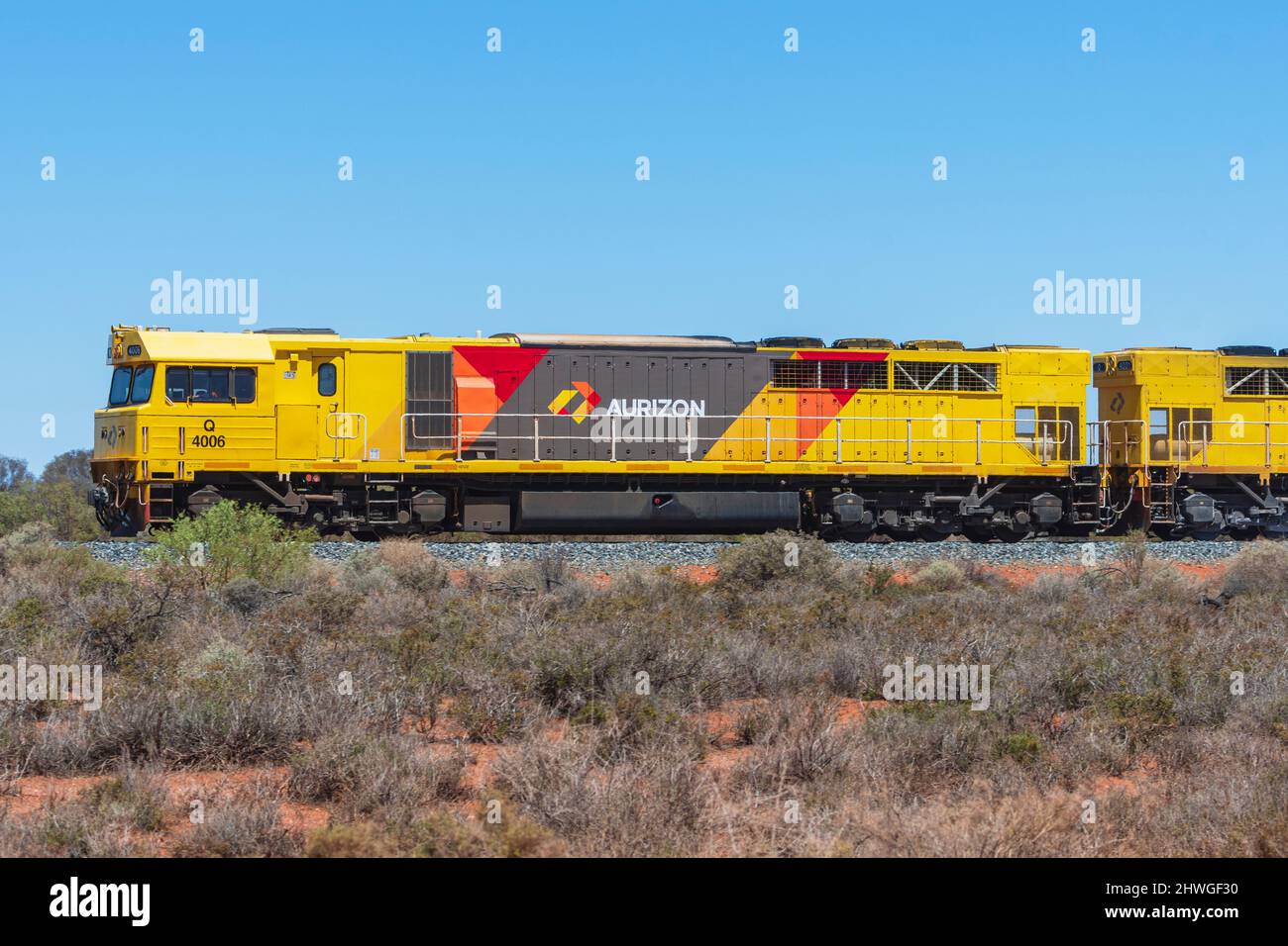 Vue d'une locomotive jaune d'Aurizon dans les champs aurifères près de Leonora, Australie occidentale, Australie occidentale, Australie Banque D'Images