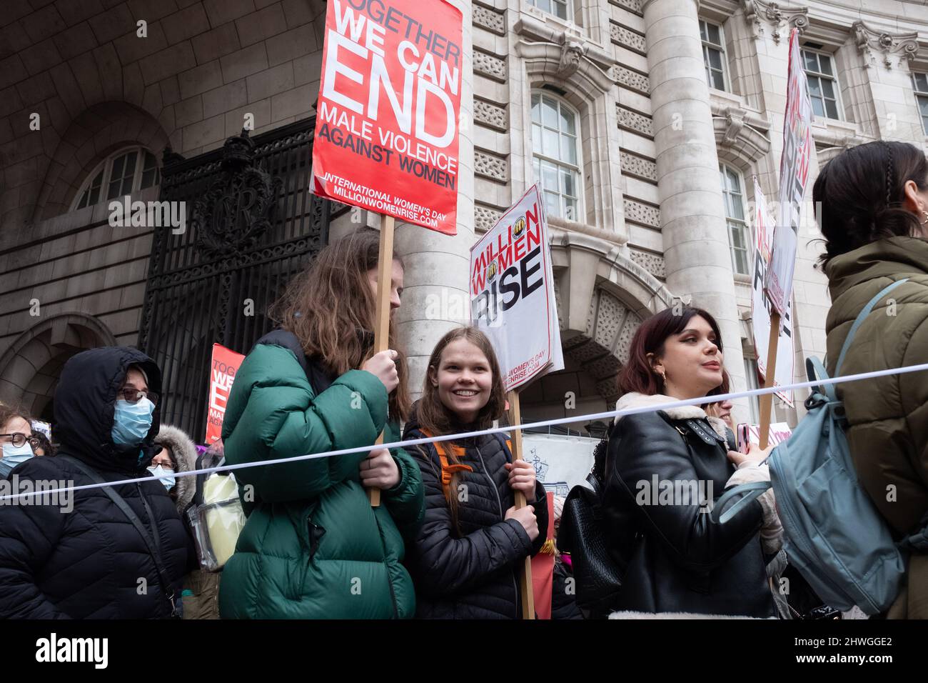 Londres, Royaume-Uni. 5th mars 2022. Les gens participent à une marche d'un million de femmes dans le centre de Londres, en prévision de la Journée internationale de la femme. La marche vise à protester contre la violence des hommes contre les femmes, la violence policière, le racisme et la misogynie. Crédit: Joao Daniel Pereira/Alay Live News. Banque D'Images