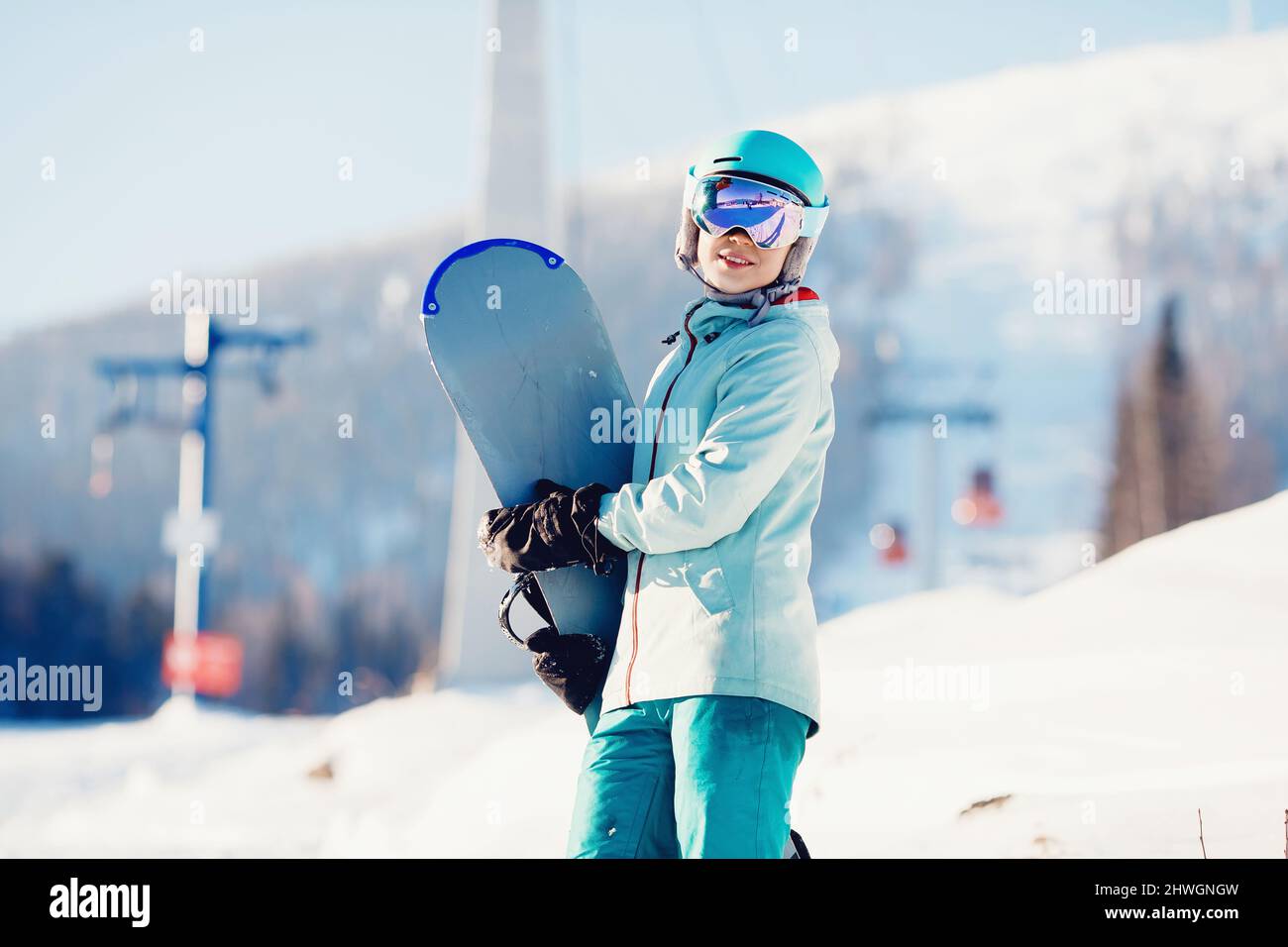 Portrait jeune femme snowboarder stands avec fond de snowboard ski station de ski d'hiver. Banque D'Images