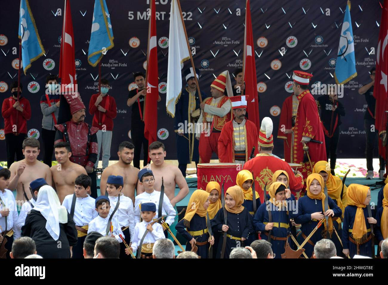 Les participants à la « Marche de la conquête » ainsi que les jeunes hommes et les jeunes filles et jeunes garçons portant des arcs et des flèches lors d'un événement pour célébrer le 815th anniversaire de la conquête d'Antalya, Turquie, par Gıyaseddin Keyhüsrev dans le parc Karaalioğlu, Antalya, Turquie, le 5th mars 2022. L'événement est considéré comme une célébration de la liberté. Banque D'Images