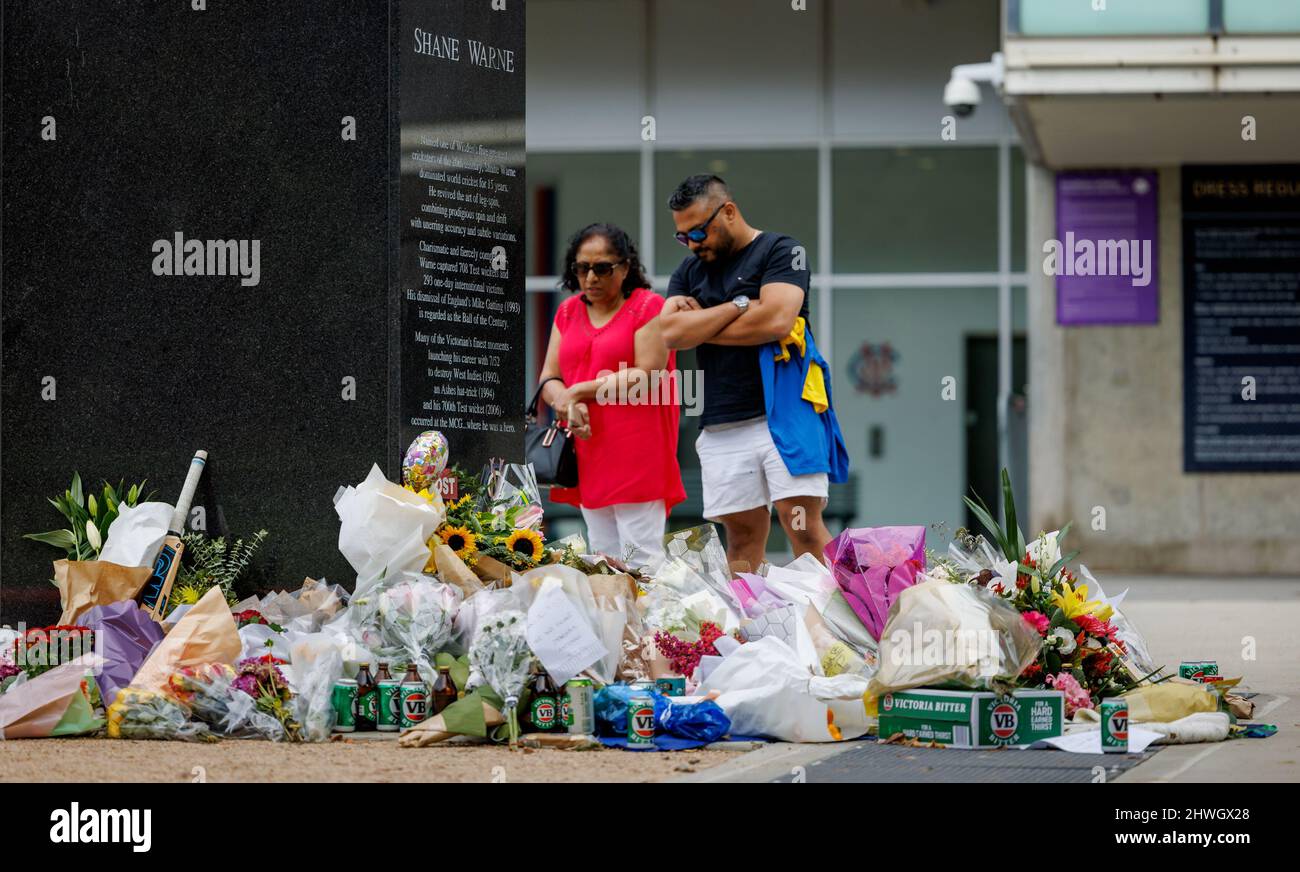 Melbourne, Australie. 06th mars 2022. Les gens se rassemblent autour de la poitrine du légendaire lanceur d'essorage Shane Warne au Melbourne Cricket Ground (MCG) après sa mort soudaine le 4th mars 2022. Crédit : Corleve/Alay Live News Banque D'Images