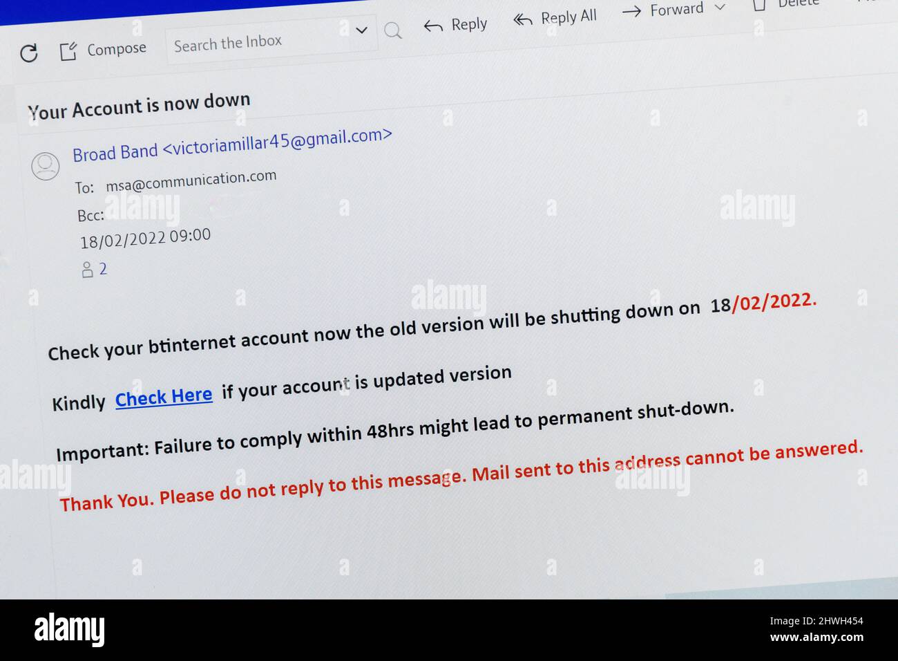 Écran d'ordinateur avec faux e-mail menaçant indiquant que votre compte btInternet est maintenant en panne, essayant d'obtenir des détails personnels, Royaume-Uni Banque D'Images